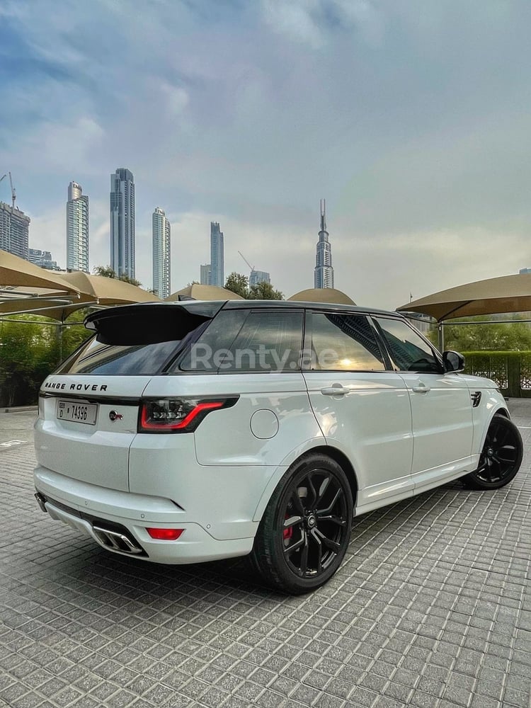 Bianca Range Rover Sport SVR in affitto a Dubai 7