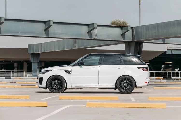 Blanc Range Rover Sport SVR en location à Sharjah 0