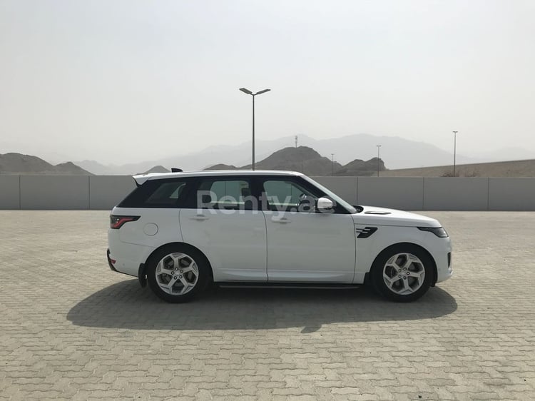 Blanco Range Rover Sport en alquiler en Sharjah 8