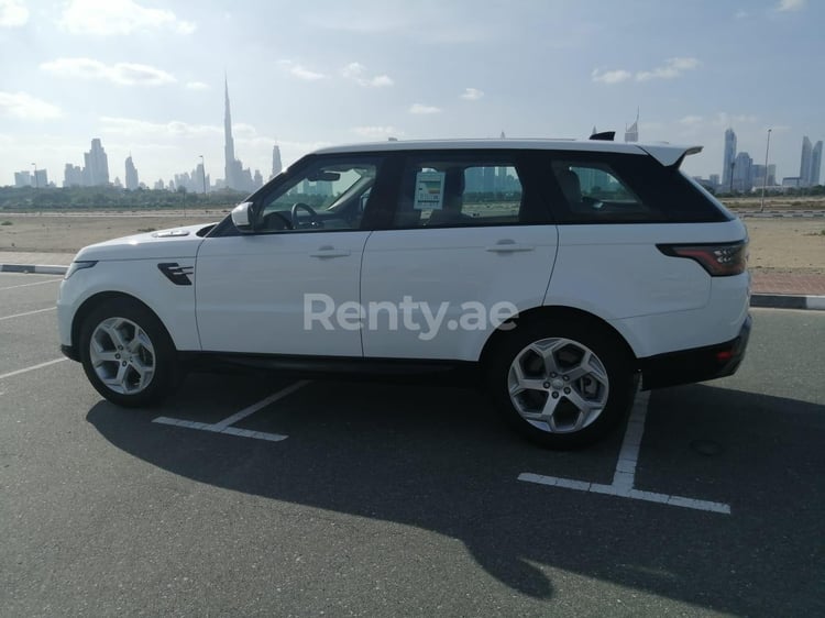 在迪拜租赁白色 Range Rover Sport 3