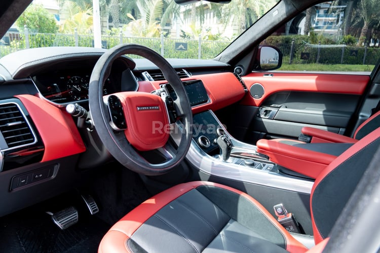 أبيض Range Rover Sport للإيجار في دبي 3