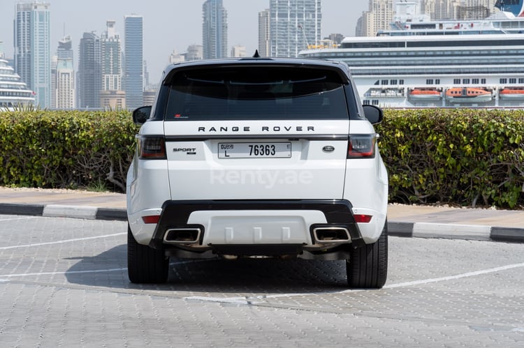 在迪拜租赁白色 Range Rover Sport 7