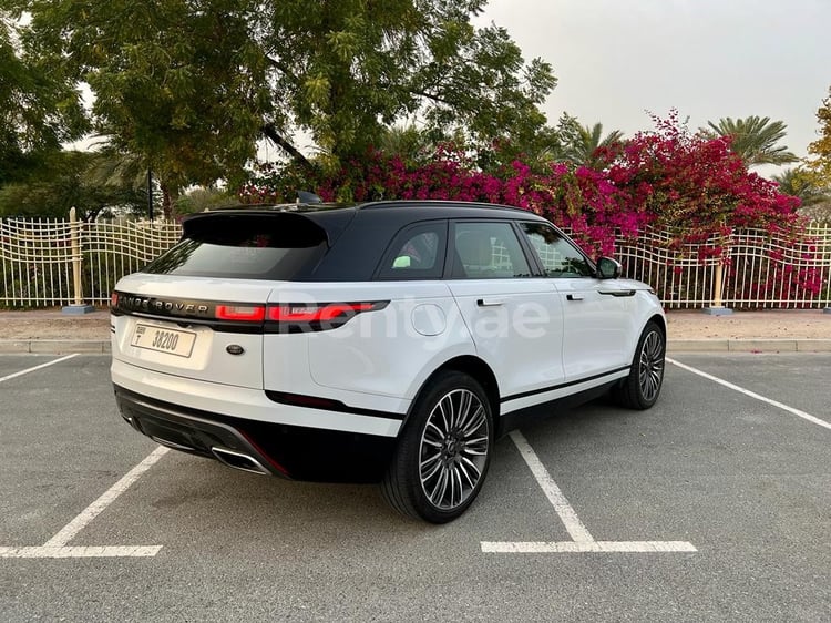 在阿布扎比租赁白色 Range Rover Velar Dynamic 2