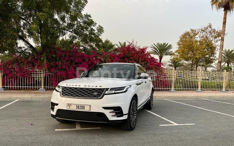 أبيض Range Rover Velar Dynamic للإيجار في أبو ظبي