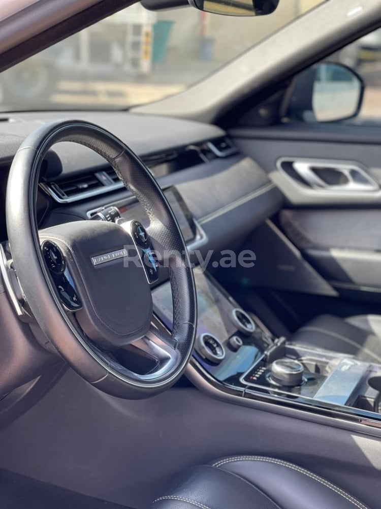 أبيض Range Rover Velar للإيجار في أبو ظبي 3