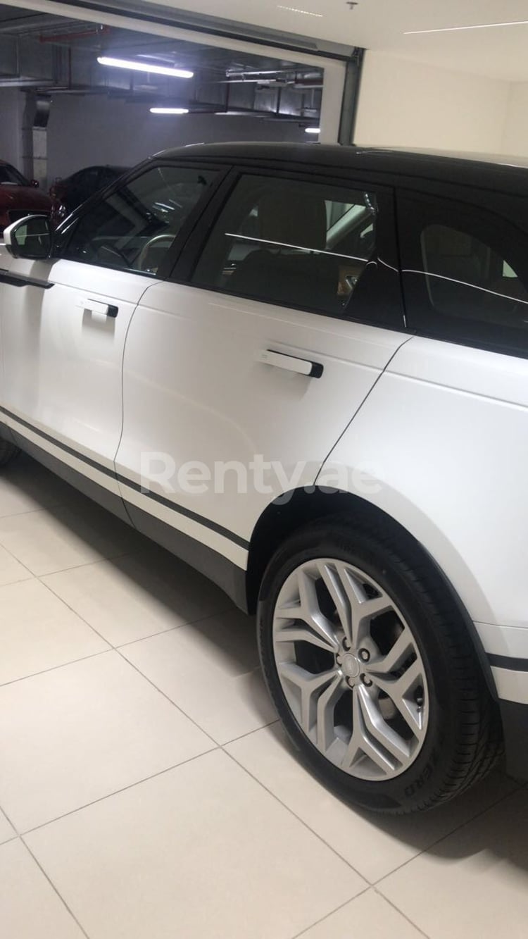 Blanco Range Rover Velar en alquiler en Dubai 3