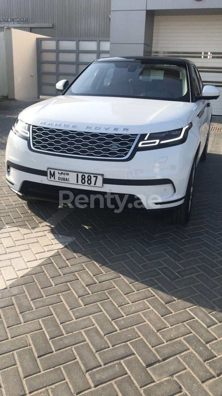 Blanco Range Rover Velar en alquiler en Sharjah 5