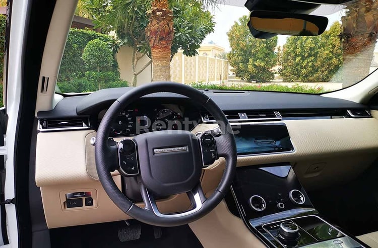 Weiß Range Rover Velar zur Miete in Dubai 1