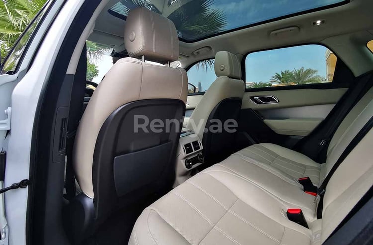 Bianca Range Rover Velar in affitto a Dubai 4