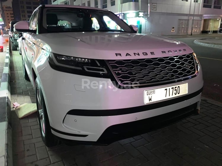 Bianca Range Rover Velar in affitto a Sharjah 1