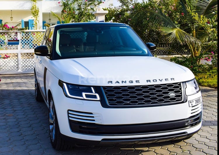 Blanco Range Rover Vogue Autobiography en alquiler en Dubai