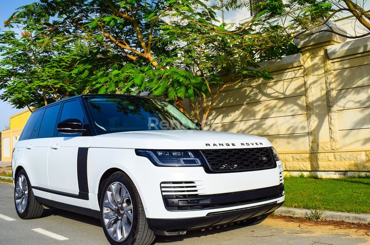 在迪拜租赁白色 Range Rover Vogue Autobiography 0