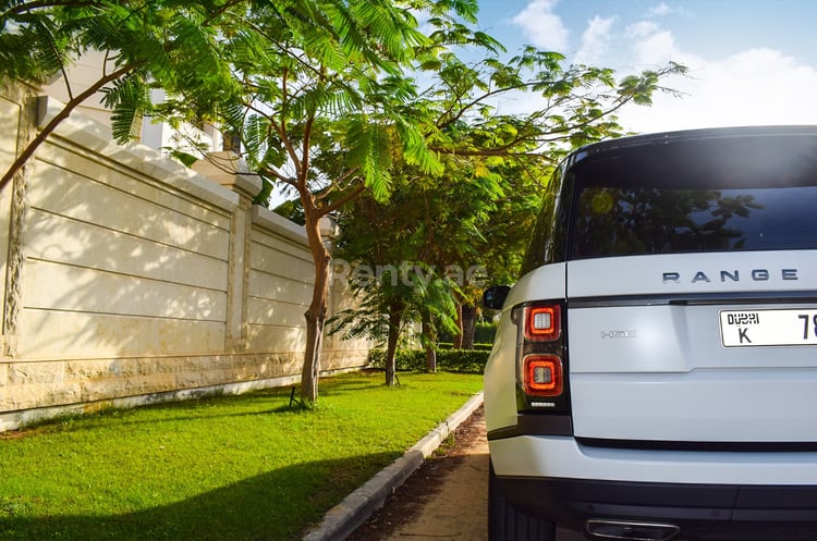 Blanco Range Rover Vogue Autobiography en alquiler en Dubai 3