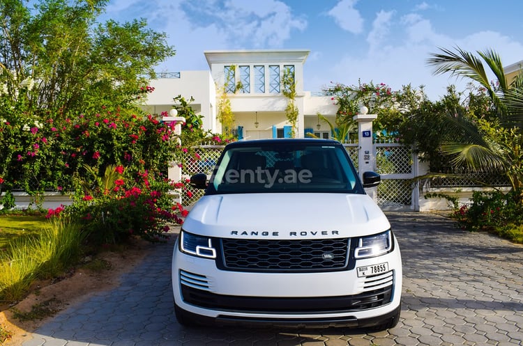 Blanco Range Rover Vogue Autobiography en alquiler en Sharjah 4