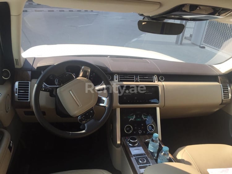 Schwarz Range Rover Vogue zur Miete in Dubai 0