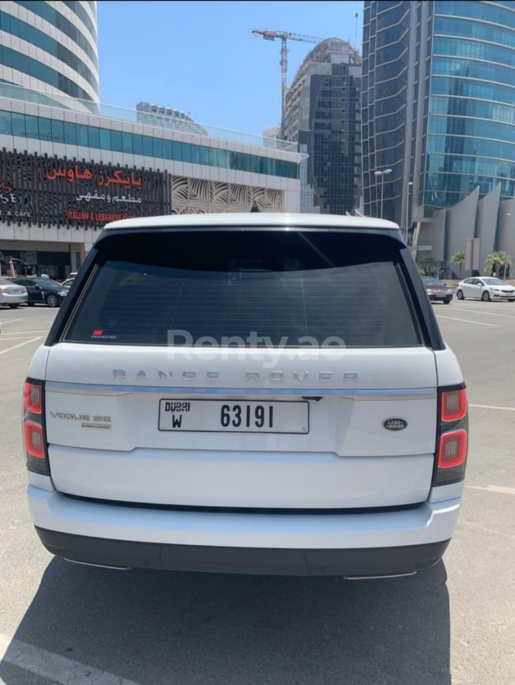 在沙迦租赁白色 Range Rover Vogue Supercharged 2