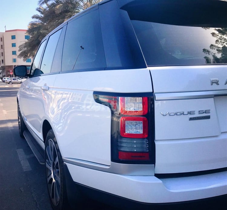 White Range Rover Vogue for rent in Dubai 3