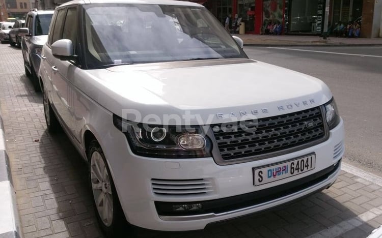 White Range Rover Vogue for rent in Dubai