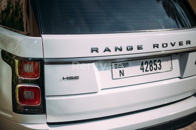 Blanc Range Rover Vogue en location à Dubai 1