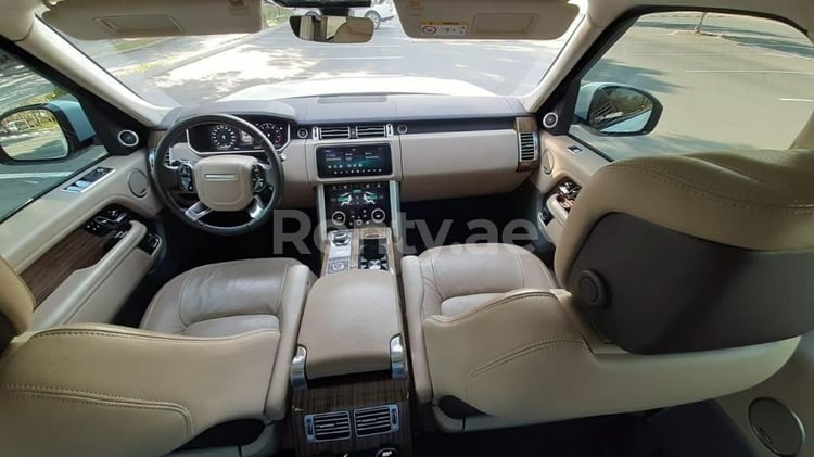 أبيض Range Rover Vogue للإيجار في أبو ظبي 2