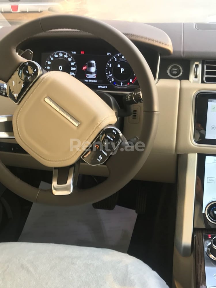 Blanco Range Rover Vogue en alquiler en Dubai 2