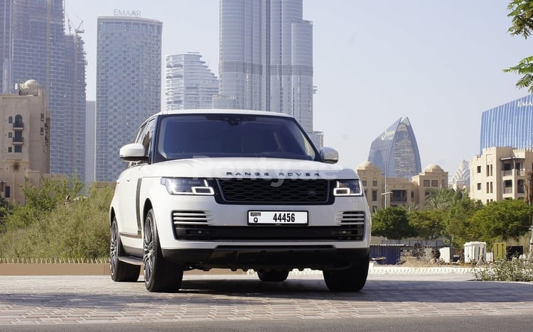 Blanc Range Rover Vogue en location à Sharjah