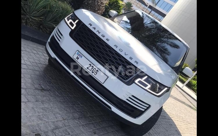 Blanco Range Rover Vogue en alquiler en Dubai