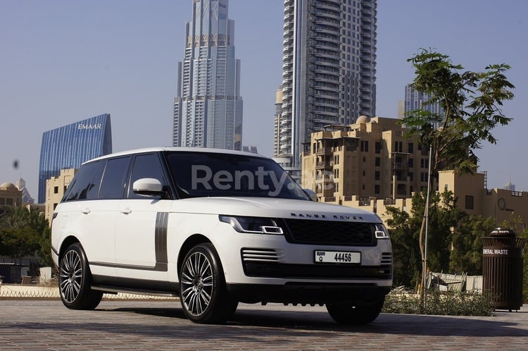 Blanc Range Rover Vogue en location à Dubai 1