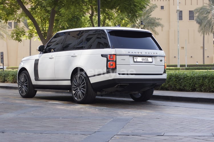 White Range Rover Vogue for rent in Abu-Dhabi 2