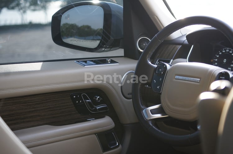 Blanco Range Rover Vogue en alquiler en Dubai 3