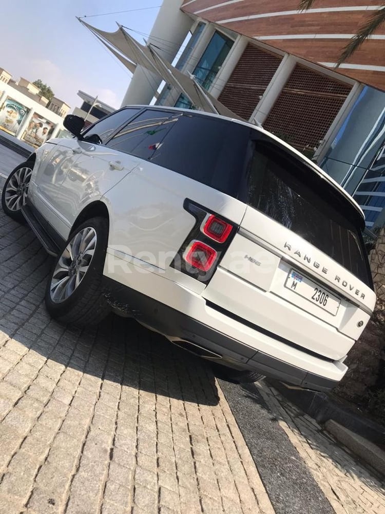 Blanco Range Rover Vogue en alquiler en Dubai 2