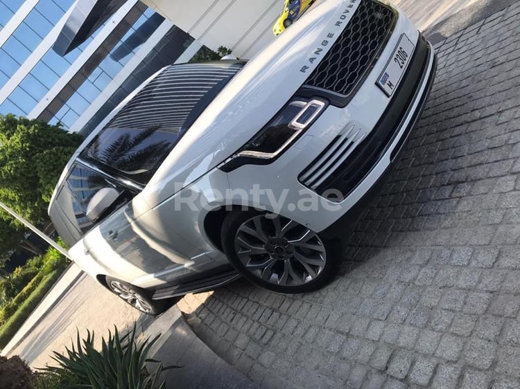 Weiß Range Rover Vogue zur Miete in Dubai 4