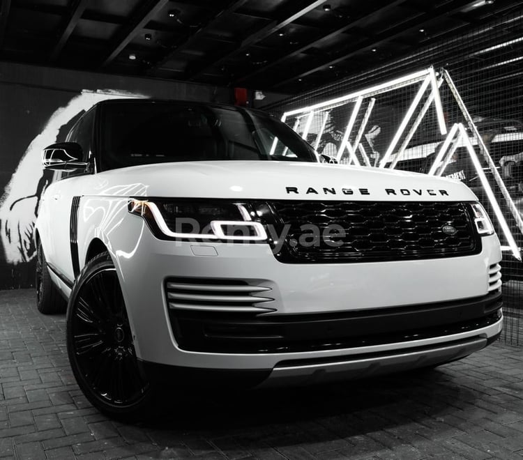 Blanco Range Rover Vogue en alquiler en Abu-Dhabi 0