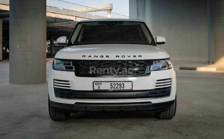 Blanc Range Rover Vogue en location à Sharjah 0