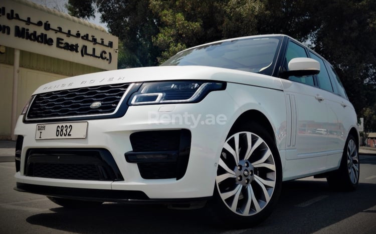 Blanc Range Rover Vogue Full Option en location à Sharjah