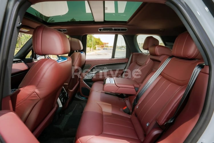 Blanco ZZZ Range Rover Vogue en alquiler en Dubai 1