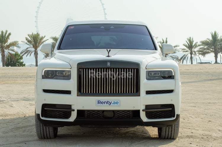 Blanc Rolls Royce Cullinan Black Badge en location à Sharjah 0