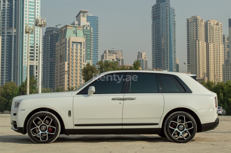 أبيض Rolls Royce Cullinan Black Badge للإيجار في الشارقة 1