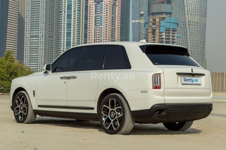 Blanc Rolls Royce Cullinan Black Badge en location à Dubai 2