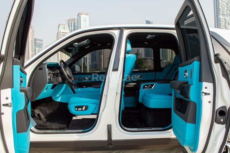 Blanc Rolls Royce Cullinan Black Badge en location à Abu-Dhabi 3