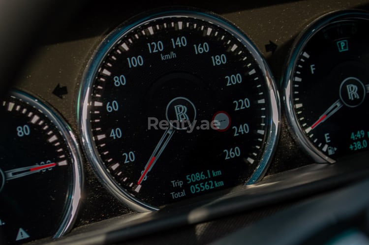 Blanc Rolls Royce Cullinan Black Badge en location à Dubai 5