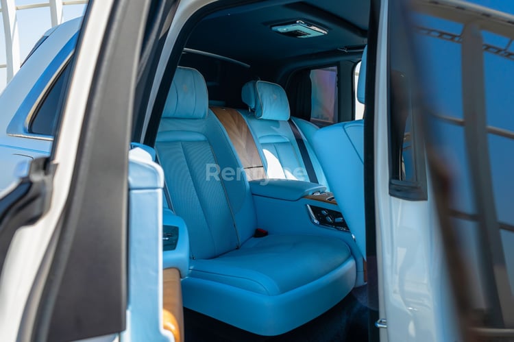 Bianca Rolls Royce Cullinan in affitto a Sharjah 5