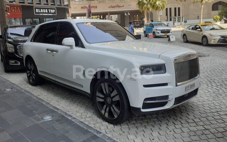 Blanco Rolls Royce Cullinan en alquiler en Abu-Dhabi