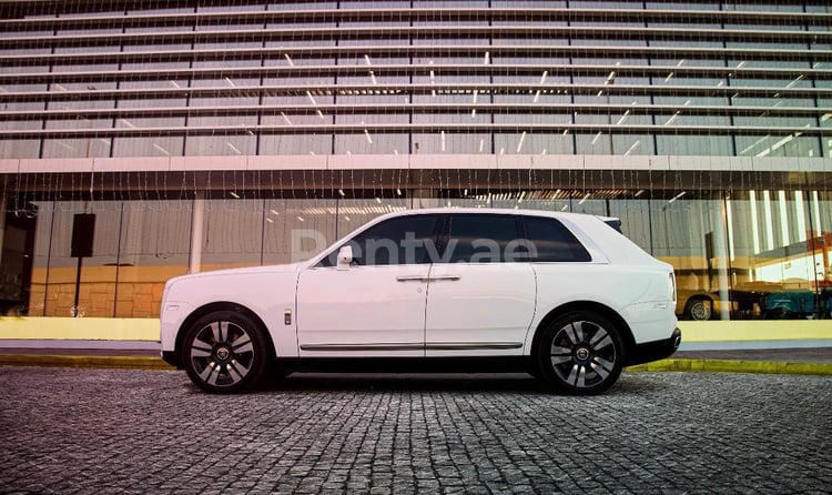 Bianca Rolls Royce Cullinan in affitto a Abu-Dhabi 2