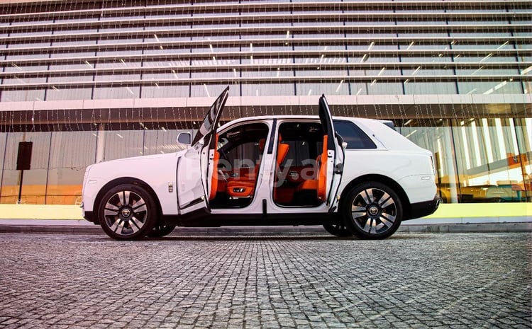 Bianca Rolls Royce Cullinan in affitto a Abu-Dhabi 3