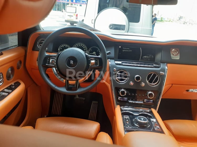 Blanc Rolls Royce Cullinan en location à Dubai 5