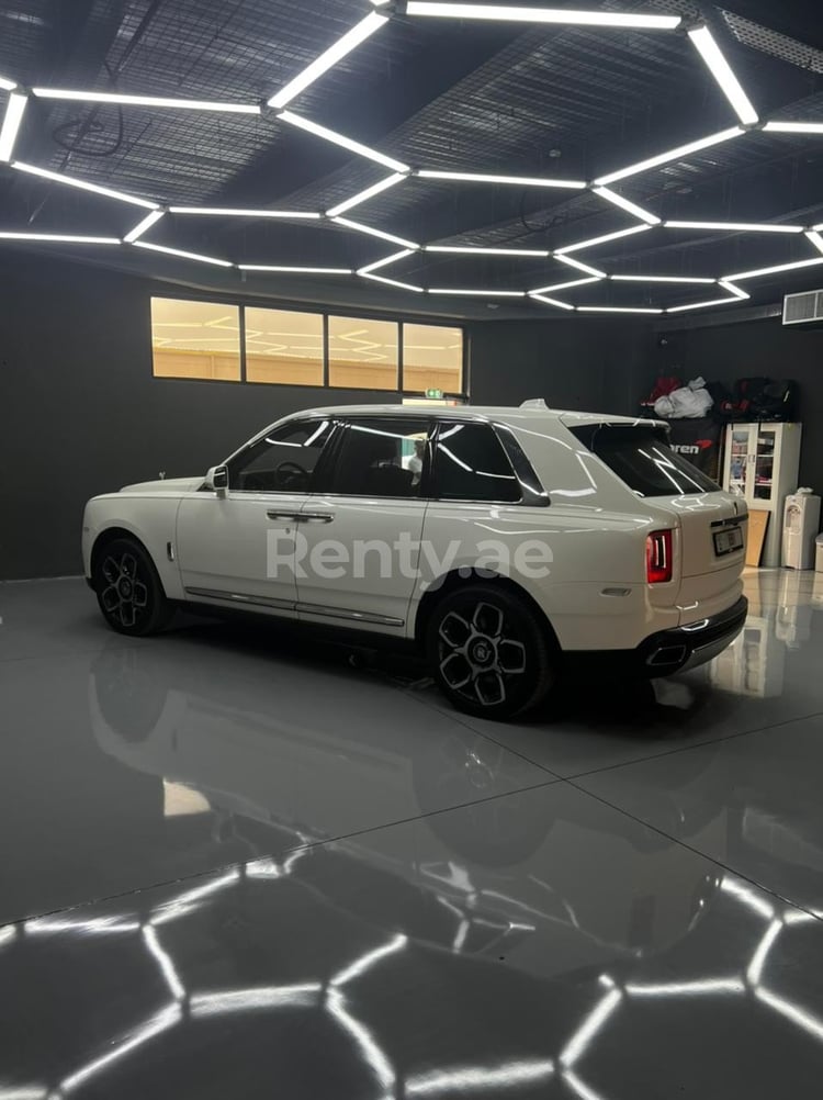 أبيض Rolls Royce Cullinan للإيجار في أبو ظبي 0