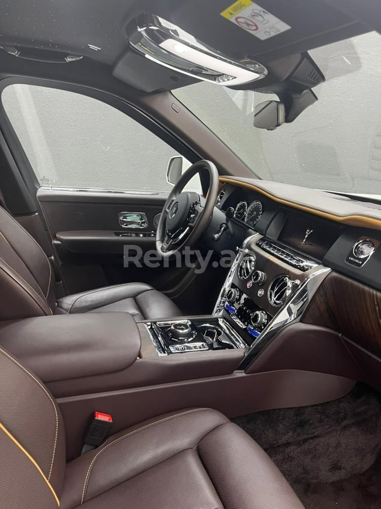 Bianca Rolls Royce Cullinan in affitto a Abu-Dhabi 4