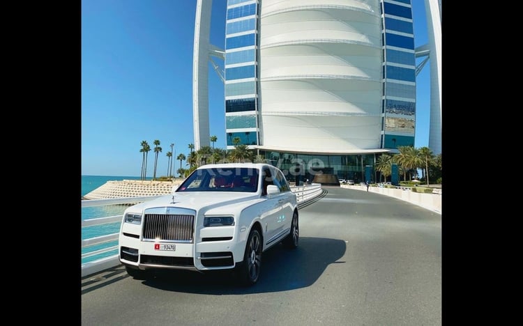 Weiß Rolls Royce Cullinan zur Miete in Sharjah