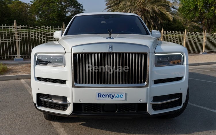 White Rolls Royce Cullinan for rent in Dubai